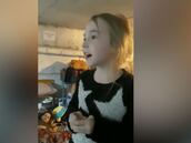 Niña ucraniana canta 'Let it go' de Frozen en un búnker y emociona al mundo entero