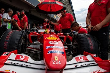 Mick Schumacher conduce el Ferrari F2004 de su padre