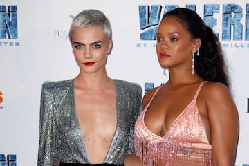 Rihanna y Cara Delevingne en la premiere en París de "Valerian y la ciudad de los mil planetas" 