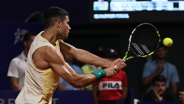 Carlos Alcaraz devuelve una bola a Andrea Vavassori durante el torneo IEB+ Argentina Open este viernes, en el Court Guillermo Vilas, en Buenos Aires (Argentina).