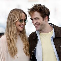 Jennifer Lawrence and Robert Pattinson discuss their sex scenes at Cannes: “We were naked, attacking each other like tigers”