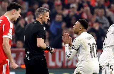 Kylian Mbappé protesta al árbitro Slavko Vincic por la tarjeta roja a Camavinga.