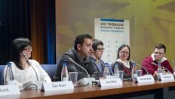 Xavi Hernández, con los jóvenes con Síndrome de Down