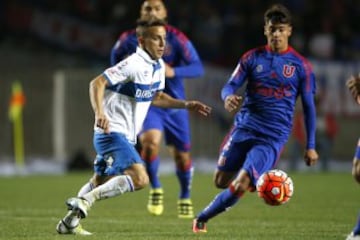 El jugador de Universidad Catolica Diego Buonanotte, izquierda, disputa el balon con Yerko Leiva de Universidad de Chile durante el partido de Super Copa en el estadio Ester Roa de Concepcion, Chile.