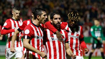 SESTAO (BIZKAIA), 20/12/2022.- Los jugadores del Athletic Nico Williams (d) y Daniel Vivian (i) felicitan a Raúl García tras marcar ante el Sestao River, durante el partido de la segunda ronda de la Copa del Rey disputado este martes en el Campo Municipal de Las Llanas, en Sestao. EFE/Luis Tejido
