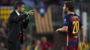 Luis Enrique dialoga con Sergi Roberto durante el encuentro.