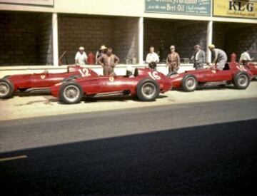Un año después, en 1957, los avances en el mundo del motor se hacían visibles en los nuevos coches de Ferrari. Con su impecable rojo, la forma fue siendo mucho más aerodinámica.
