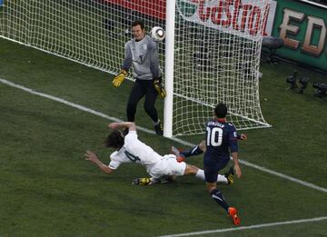 Nada más comenzar la segunda parte, Landon Donovan, el eterno ‘Capitán América’ de la selección americana, recortó distancias: recibió un balón en largo y tras fallar estrepitosamente Bostjan Cesar en su intento de despeje, se plantó delante de Handanovic y le fusiló. Estados Unidos volvía a meterse de lleno en el partido…