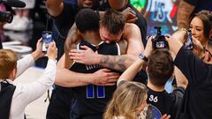 Dallas (United States), 19/05/2024.- Dallas Mavericks guard Luka Doncic (C-R) hugs teammate Kyrie Irving after defeating the Oklahoma City Thunder in the NBA Western Conference Semifinal round playoff game six in Dallas, Texas, USA, 18 May 2024. (Baloncesto) EFE/EPA/ADAM DAVIS SHUTTERSTOCK OUT
