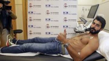 El portero Manuel Fernández, Manu, pasando reconocimiento médico con el Deportivo.