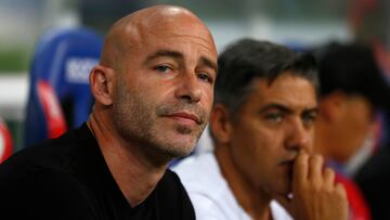 El entrenador de Xolos Sebastián Méndez hoy, durante un partido de la jornada 15 del Torneo Clausura 2022 de la liga de fútbol mexicano entre Chivas y Xolos disputado en el Estadio Akron, en Guadalajara, Jalisco (Mé?xico).EFE/ Francisco Guasco