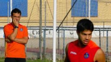 Luis García atento al entrenamiento de sus jugadores.