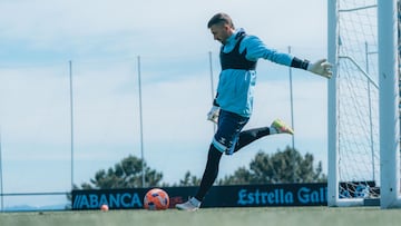 El portero Vicente Guaita golpea el balón durante un entrenamiento del Celta.