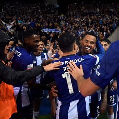 El Oporto golea al extraño experimento del Benfica