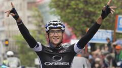 El corredor del equipo Orbea Continental, V&iacute;ctor Cabedo celebra su victoria en la cuarta etapa de la Vuelta a Asturias 2010.