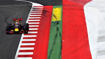 Daniel Ricciardo pasando junto a las nuevas 'bananas'.
