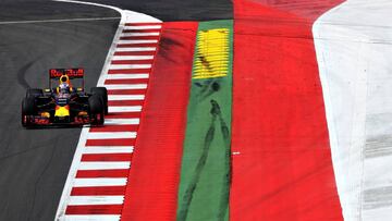 Daniel Ricciardo pasando junto a las nuevas 'bananas'.