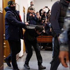 Los sospechosos de la masacre de Moscú comparecen ante el juez con signos de violencia