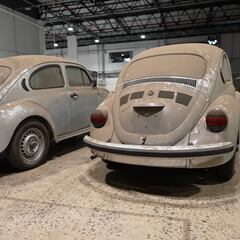 Abren un concesionario abandonado y los coleccionistas se frotan las manos al encontrar 3 coches conservados en una cápsula del tiempo