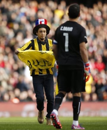 Un hincha chileno con la camiseta de Fernández Vial entra a la cancha del Emirates Stadium.