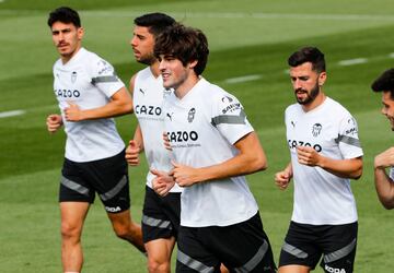 Javi Guerra, en el centro de la imagen, durante una sesión preparatoria con el Valencia.