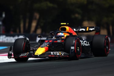 Checo Pérez sufre en el primer día del GP de Francia