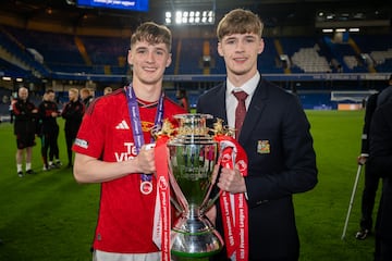 Hijos de Darren Fletcher, mediocentro escocés del Manchester United entre 2002 y 2015, Jack y Tyler quieren seguir los pasos de su padre y ya destacana en las ategorías inferiores del club de Mánchester.