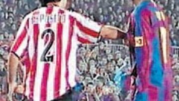 <b>UN GESTO SUCIO. </b>Etoo escupe a Expósito durante el último Barcelona-Athletic. No hubo sanción.