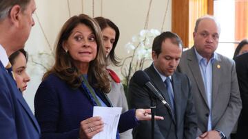 AME2411. BOGOT&Aacute; (COLOMBIA), 03/03/2019.- La vicepresidenta de Colombia, Marta Luc&iacute;a Ram&iacute;rez (2i), el presidente de la Federaci&oacute;n Colombiana de F&uacute;tbol, Ram&oacute;n Jesur&uacute;n (i), y el presidente de la Dimayor, Jorge Enr&iacute;que V&eacute;lez (d), ofrecen declaraciones durante una reuni&oacute;n para analizar las denuncias de acoso sexual en la selecci&oacute;n colombiana femenina de f&uacute;tbol sub17 este lunes, en Bogot&aacute; (Colombia). EFE/ Mauricio Due&ntilde;as Casta&ntilde;eda