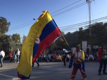 Hinchas colombianos y argentinos se reúnen en Viña del Mar para el partido de los cuartos de final.