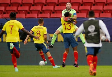 El equipo de Reinaldo Rueda derrotó a Uruguay en penales y avanzó a la siguiente ronda del torneo continental. David Ospina, la gran figura en Brasilia.