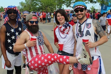 Los aficionados de Estados Unidos lo pasaron en grande en la fan zone antes del partido del Hexagonal ante Trinidad y Tobago. "Vamos a ganar 8-0", decía un aficionado del Team USA.