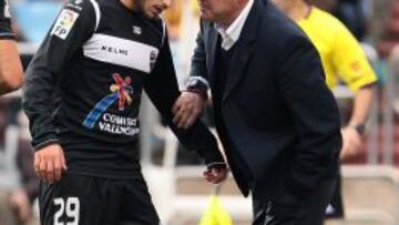 El técnico del Levante da instrucciones a Rubén durante una jugada del partido frente al Real Zaragoza.
