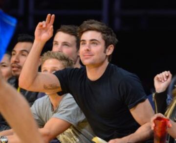 Zac Efron durante el duelo entre Los Angeles Lakers y Dallas Mavericks.