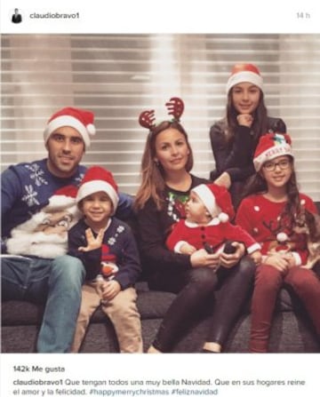 El capitán de la Roja subió una foto junto a su familia deseando una feliz navidad a sus seguidores. 