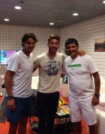Sergio Ramos en el vestuario con Rafa Nadal y Toni Nadal tras el encuentro.