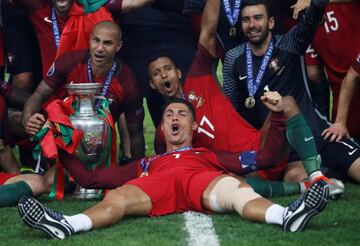 Portugal's Cristiano Ronaldo celebrates with Ricardo Quaresma, Nani, Rui Patricio and the trophy after winning Euro 2016