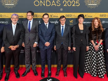 I-D) Jaume Serra, director de SER Catalunya; Óscar López, ministro para la Transformación Digital y de la Función Pública; Joseph Oughourlian, presidente de Prisa; Salvador Illa, presidente de la Generalitat de Cataluña; Elma Saiz, ministra de Inclusión, Seguridad Social y Migraciones; y Pilar Gil Miguel, CEO de Prisa.