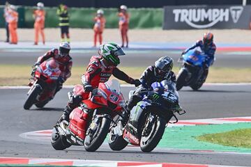 Danilo Petrucci felicitando a Maverick Viñales tras proclamarse campeón del Gran Premio de Emilia Romagna.