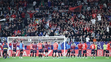 Los jugadores de Osasuna celebran con la afición la victoria ante el Girona.