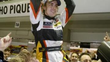 <b>VOLVIÓ A GANAR.</b> El piloto asturiano regresó al podio en Singapur, por delante de Rosberg y Hamilton.