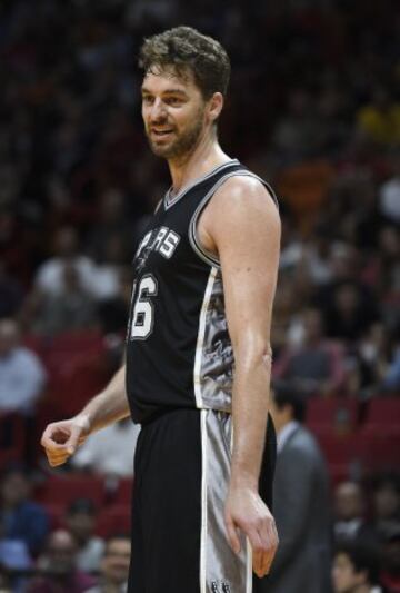 En 2016, Pau empez¨® a vestir otra camiseta legendaria: la de San Antonio Spurs. All¨ª jug¨® a las ¨®rdenes de uno de los grandes entrenadores de la historia, Gregg Popovich.