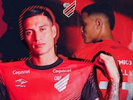 Juan Camilo Portilla posando con la camiseta de Atlético Paranaense.