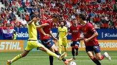 PAMPLONA, 25/05/2024.-El centrocampista del Villarreal Santiago Comesaña, y el delantero croata del Osasuna Ante Budimir, durante el partido de la última jornada de LaLiga entre el Osasuna y Villarreal, este sábado en el estadio de El Sadar en Pamplona.-. EFE/Villar LópezEFE/ Villar López
