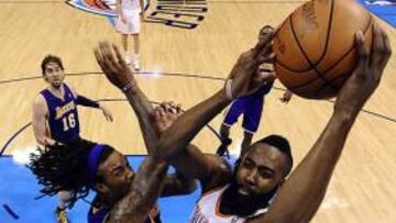 <b>GRAN CLASE. </b>Harden, mejor sexto hombre del año, penetra ante Hill.