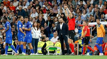 El árbitro Melero López no pita penalti a Bellingham después de revisar la jugada en el VAR. 
