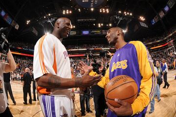 En 2008 fichó por Phoenix Suns, equipo en el que estaría hasta 2009.
Saludo entre Kobe Bryant y Shaquille O´Neall.