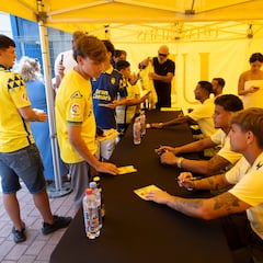 La multitudinaria firma acabó en tensión