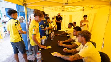 La multitudinaria firma acabó en tensión