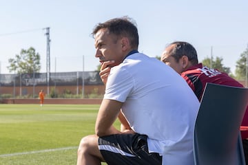 Borja Jiménez, observa el partido con tranquilidad desde su asiento. 